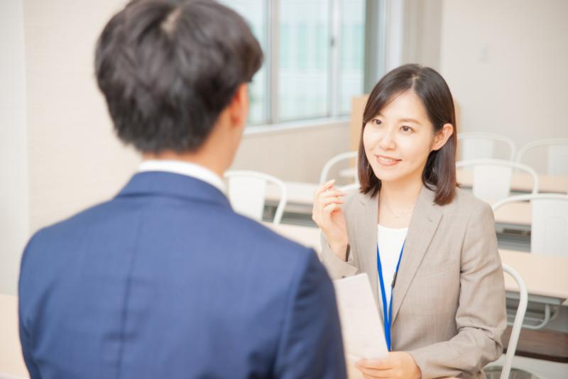 転職生が女性の面接官と最終面接をしている様子